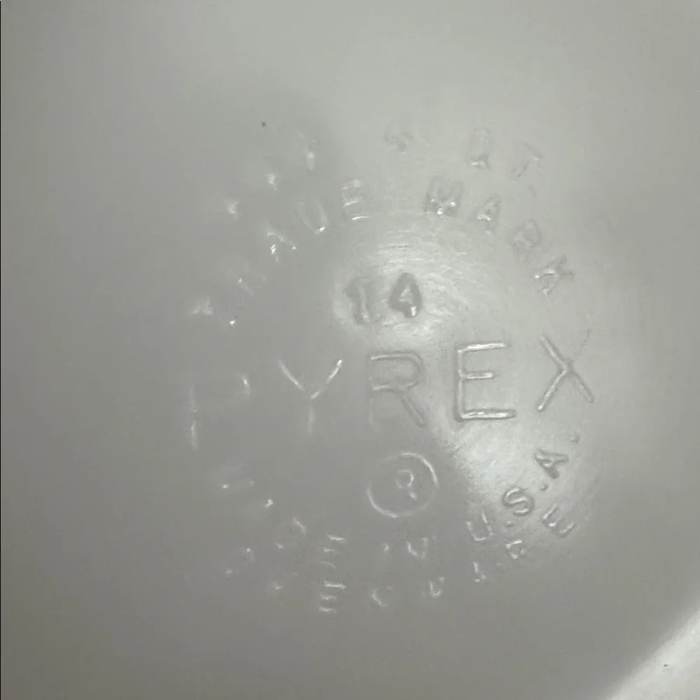 Pyrex 4 Quart Town and Country Mixing Bowl - Picture 3 of 6